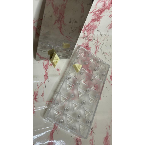 Magnetic molds