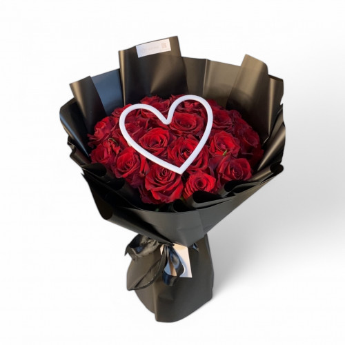 باقة روز احمر مع قلب ابيض