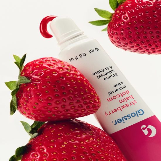 مرطب شفايف جلوسير فراولة (Balm Dotcom Strawberry) - لون أحمر توتي شفاف