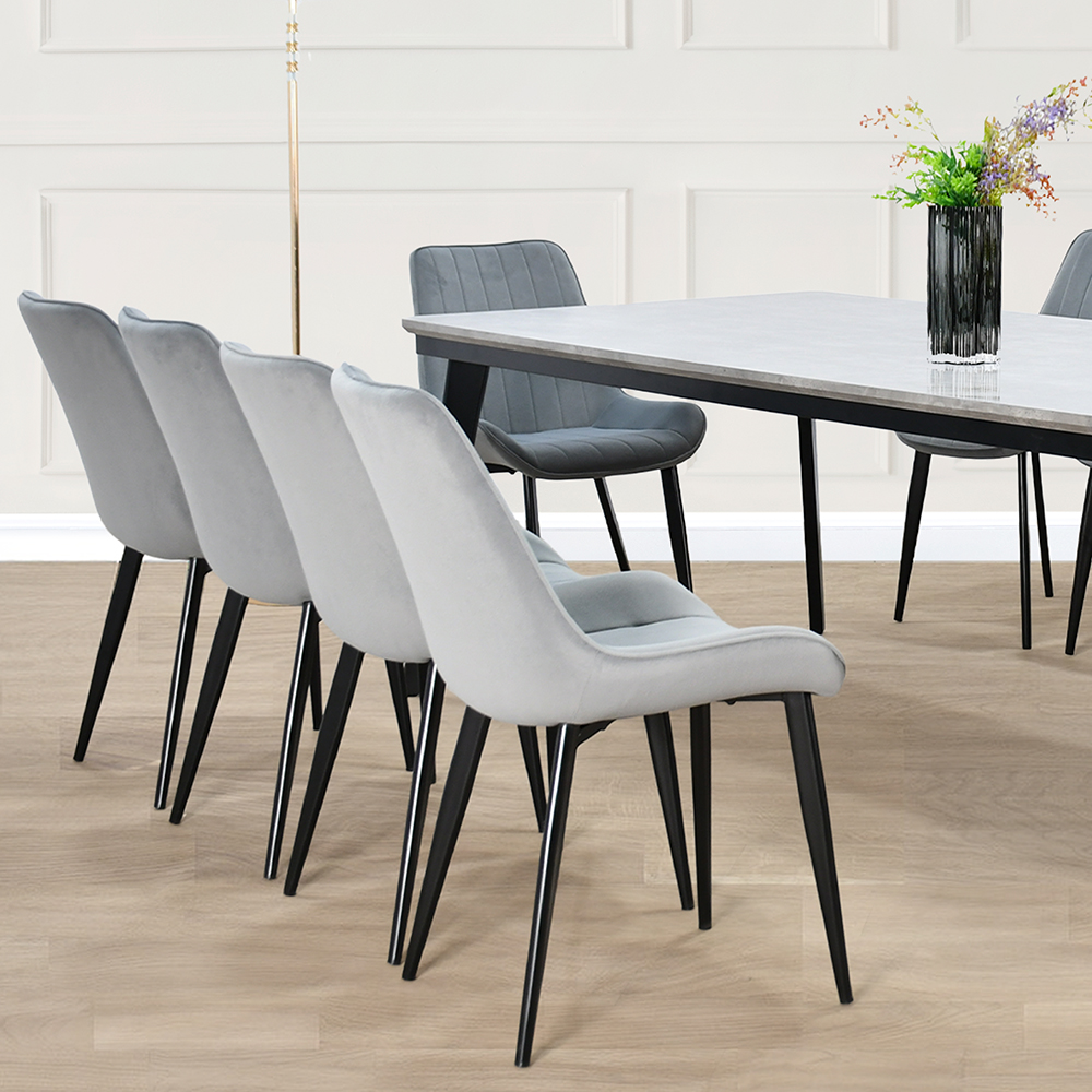 طاولة طعام مع كراسي مخملية