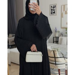 عباية 00502 أنيقة وإنسيابية باللون الأسود بقصة كلاسيك