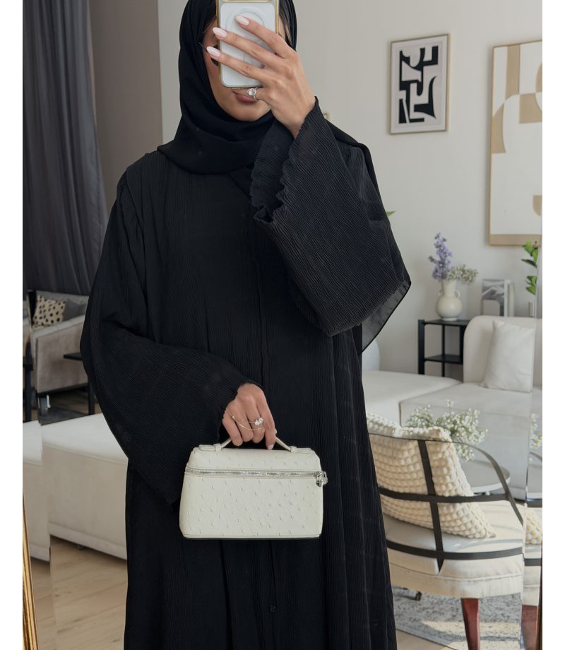 عباية 00502 أنيقة وإنسيابية باللون الأسود بقصة كلاسيك