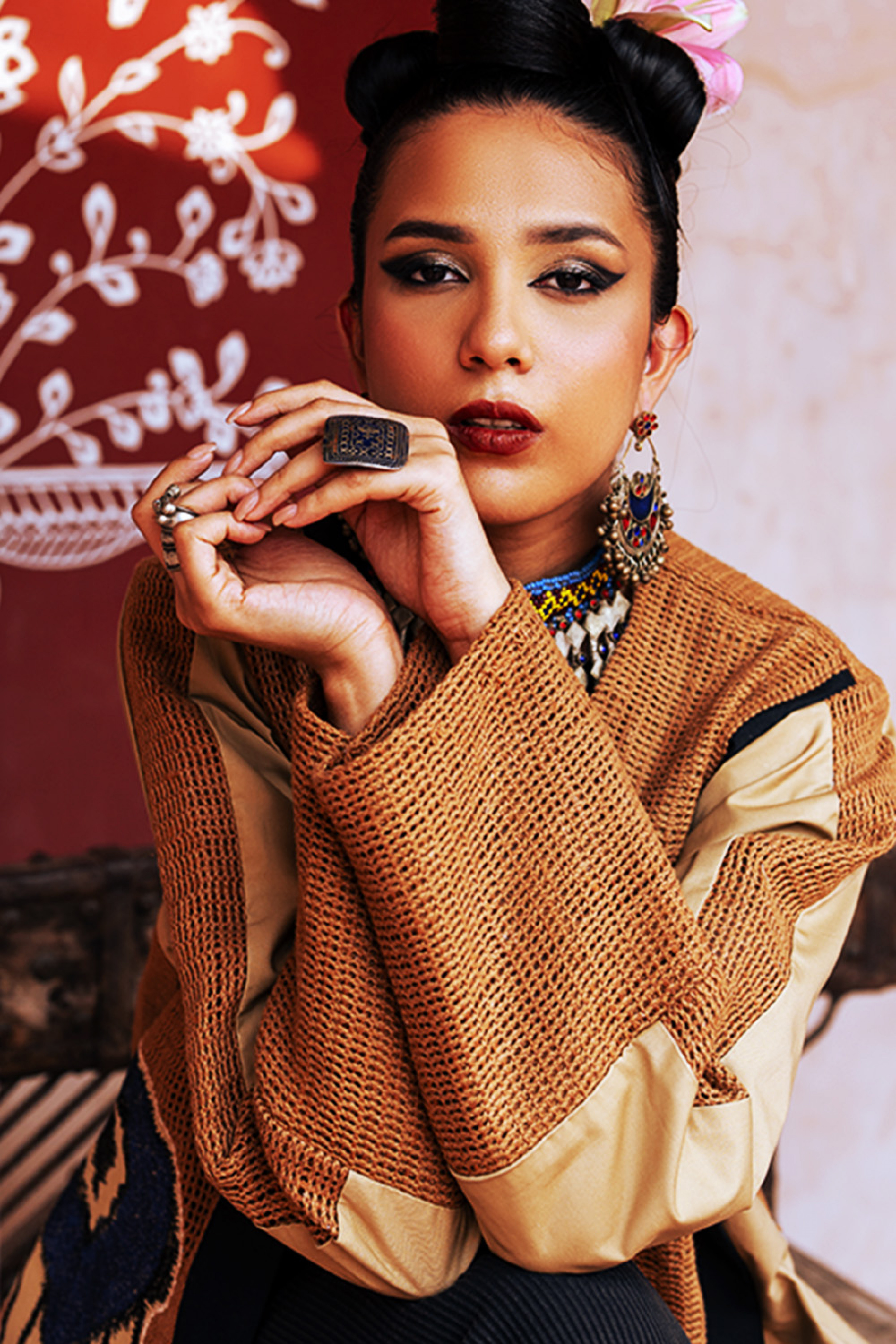 عباية السفر الفاخرة باللون البيج مع لمسات من اللون الأزرق الملكي عباية السفر الفاخرة باللون البيج مع لمسات من اللون الأزرق الملكي