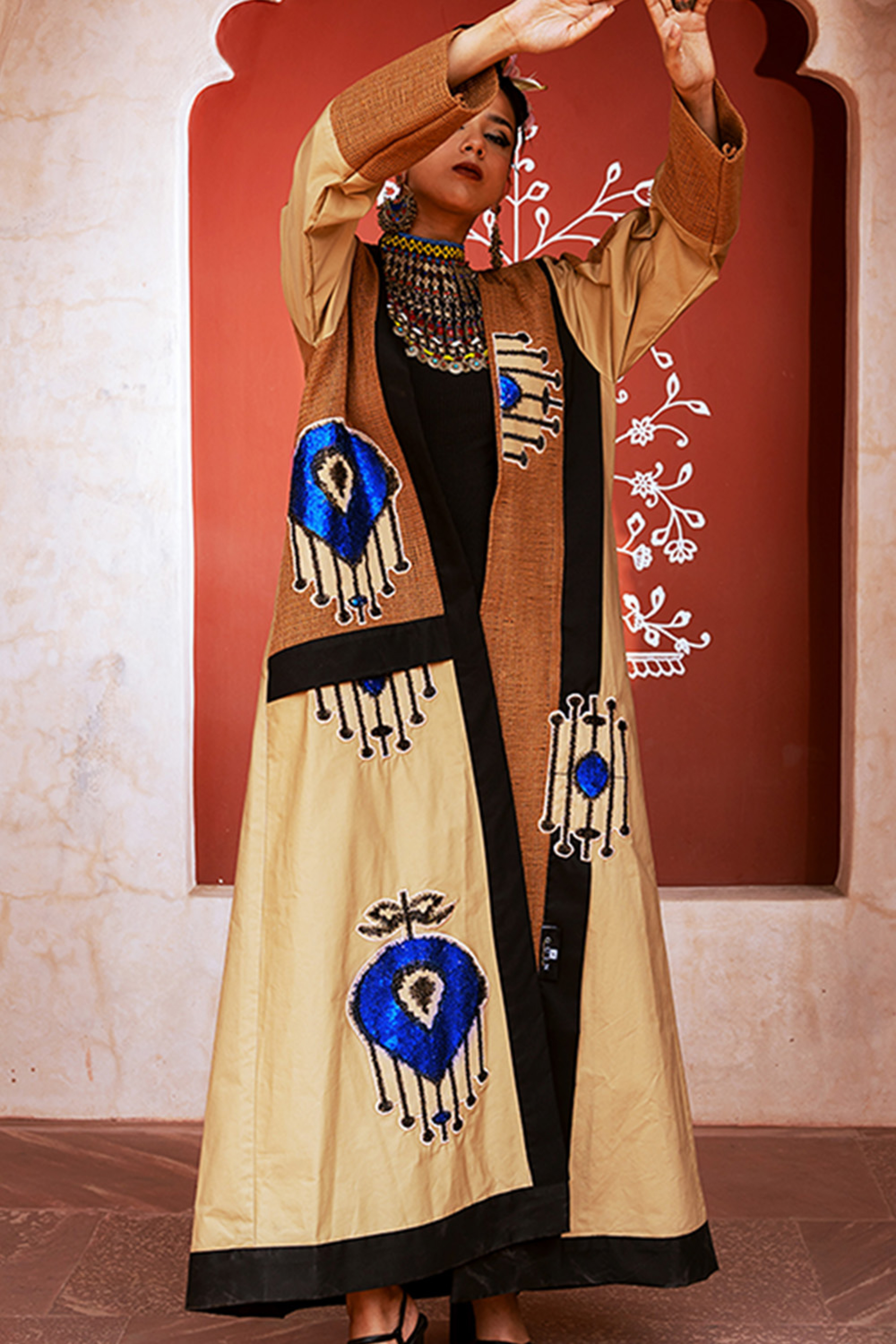 عباية السفر الفاخرة باللون البيج مع لمسات من اللون الأزرق الملكي عباية السفر الفاخرة باللون البيج مع لمسات من اللون الأزرق الملكي