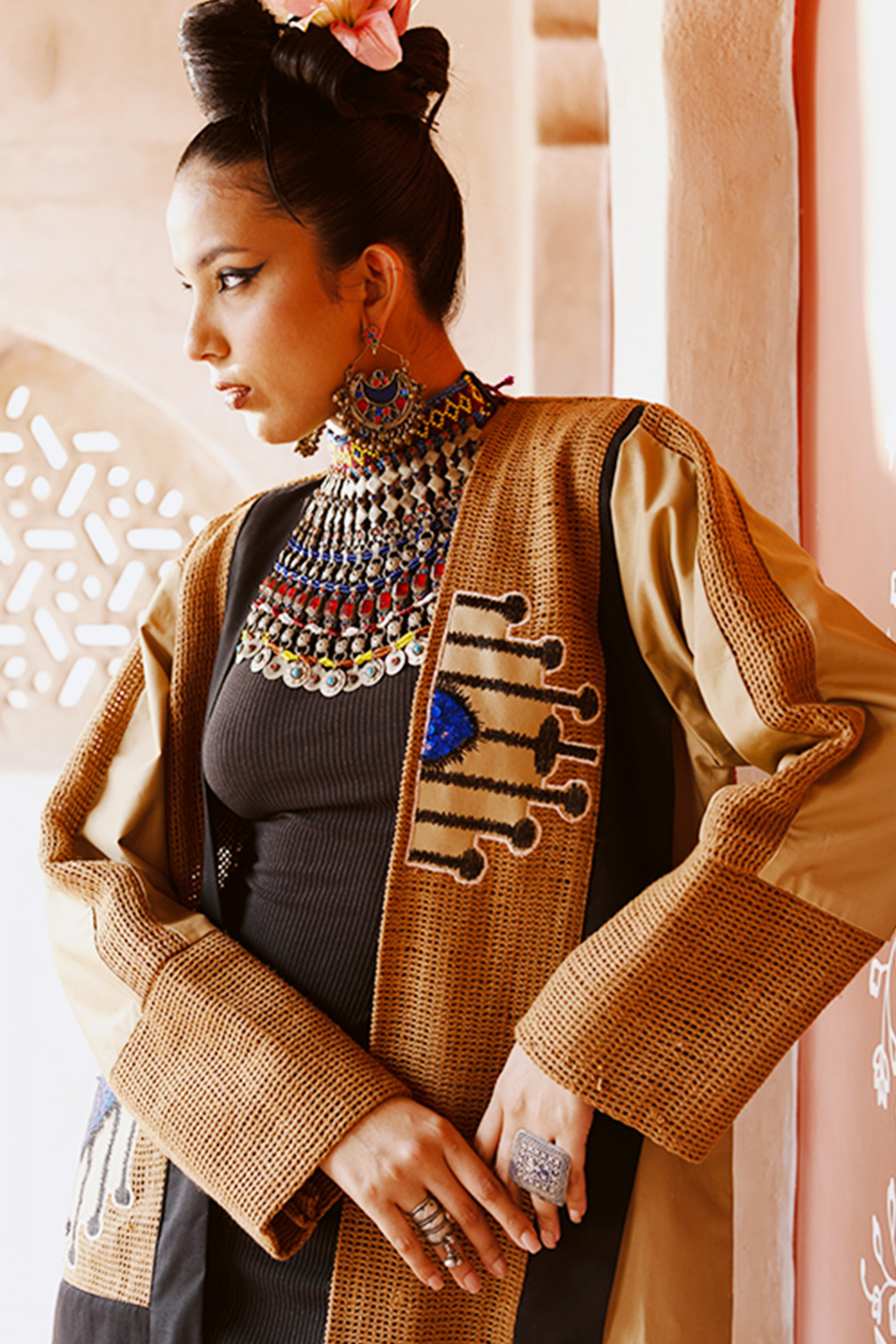 عباية السفر الفاخرة باللون البيج مع لمسات من اللون الأزرق الملكي عباية السفر الفاخرة باللون البيج مع لمسات من اللون الأزرق الملكي