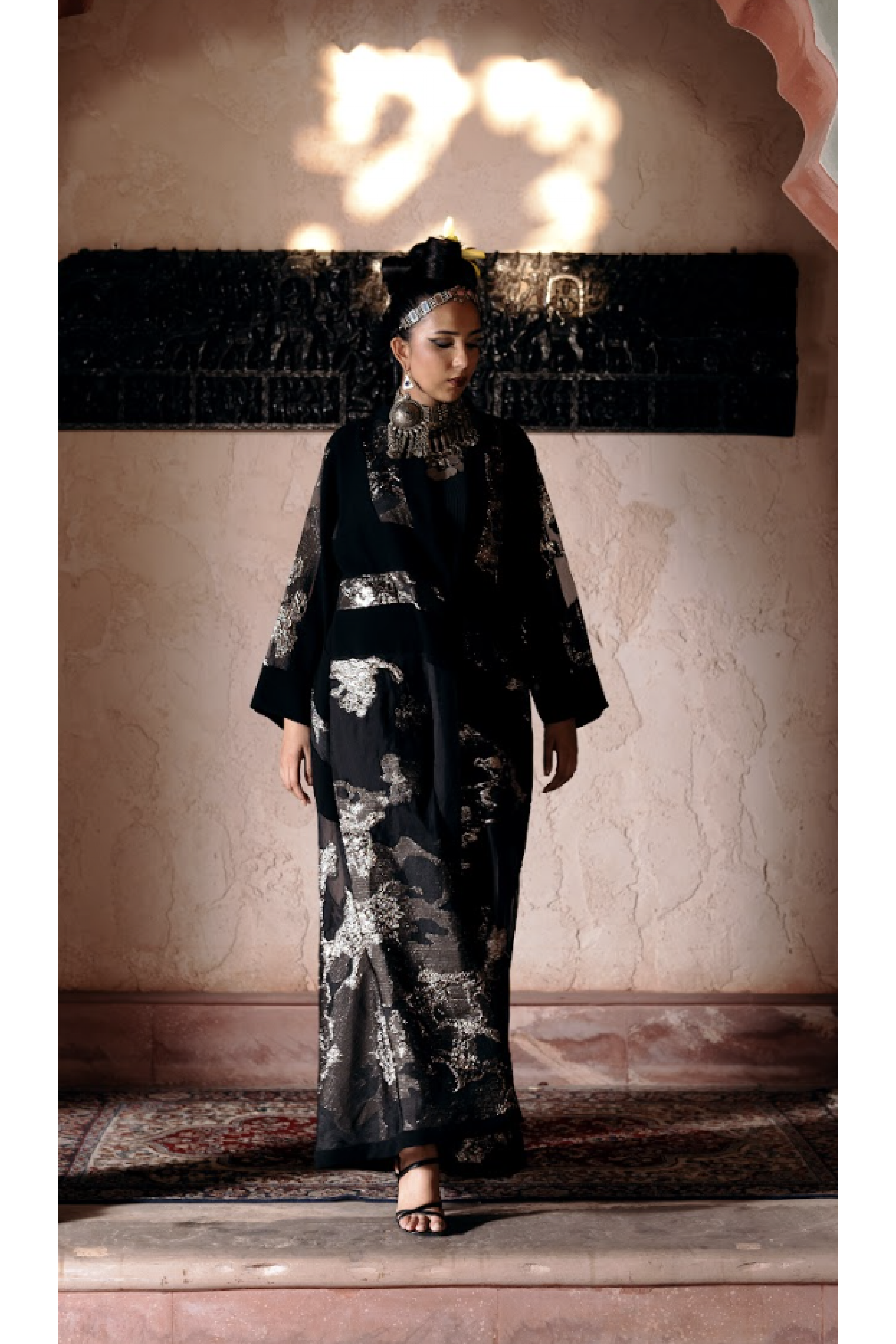 عباية الحرير الأسود بلمسات ذهبية فاخرة