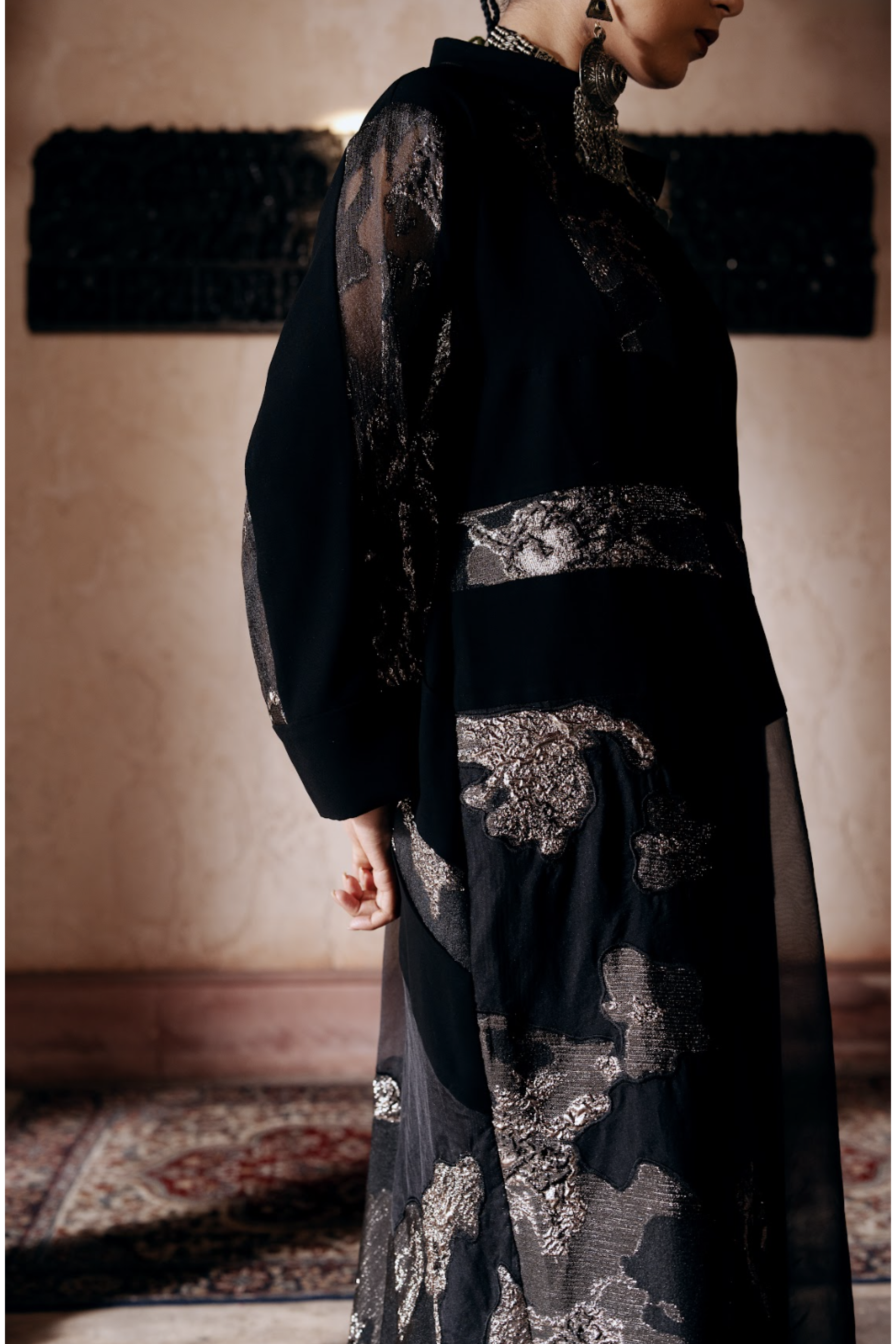 عباية الحرير الأسود بلمسات ذهبية فاخرة