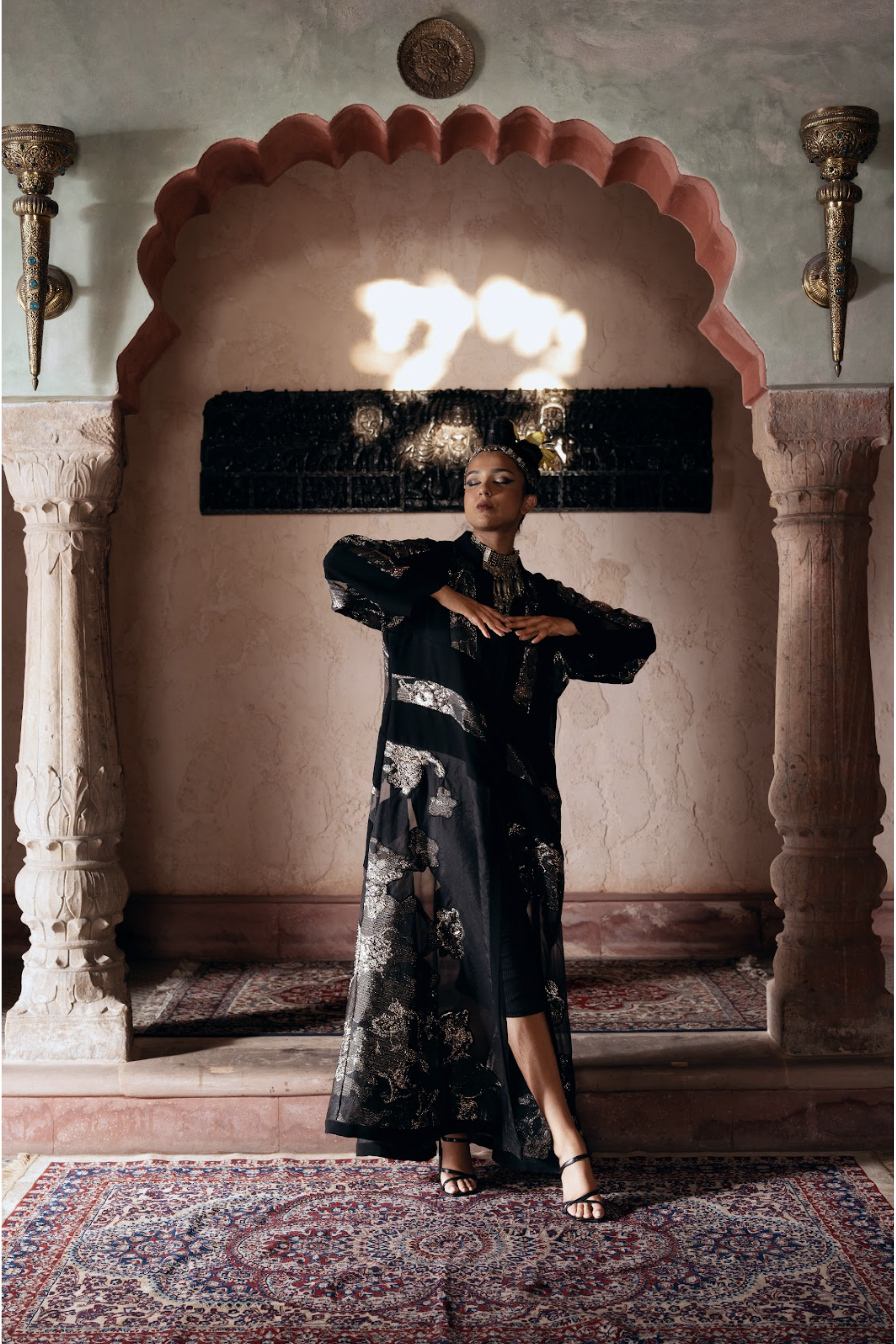 عباية الحرير الأسود بلمسات ذهبية فاخرة