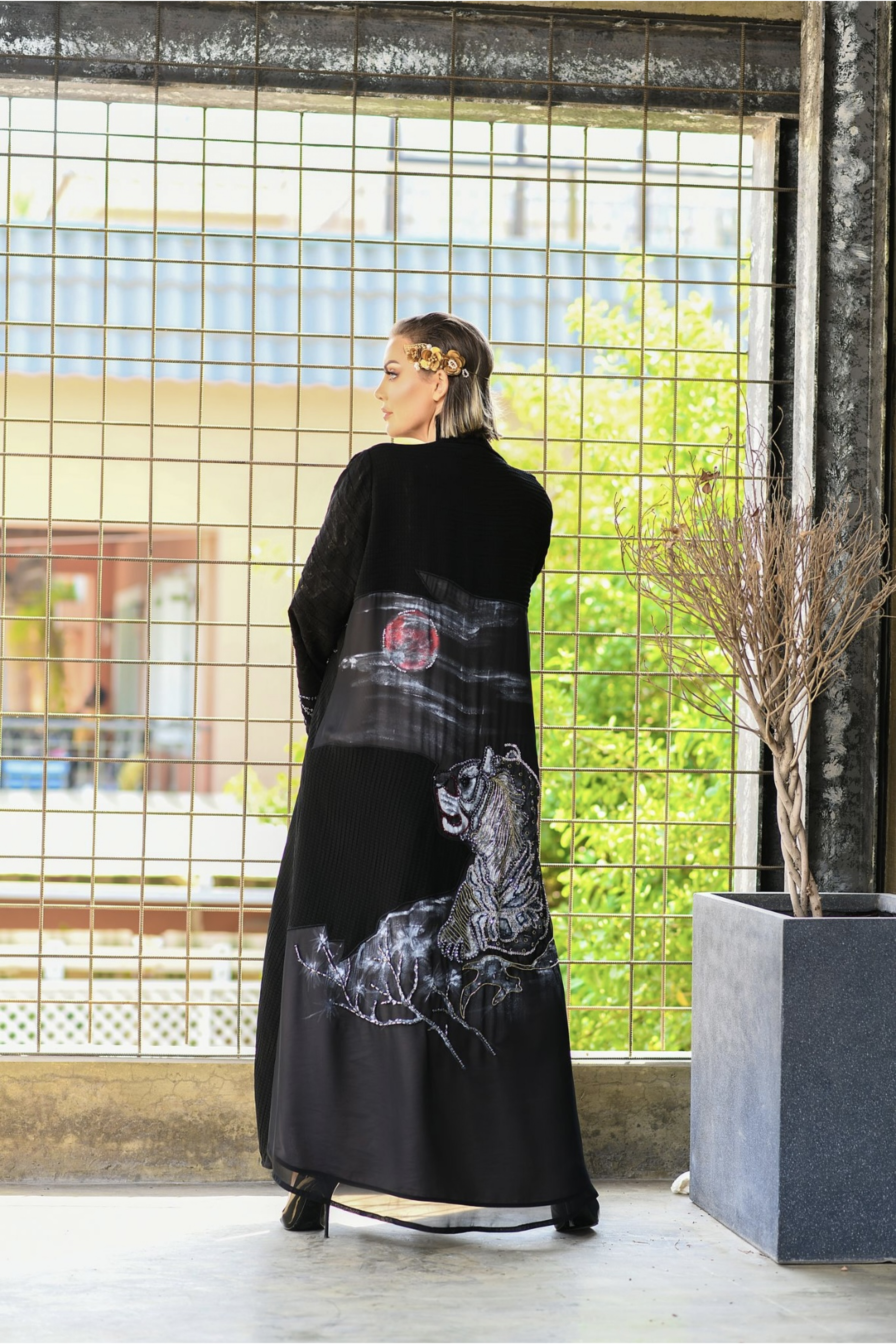 عباية سوداء مع رسم راقي 