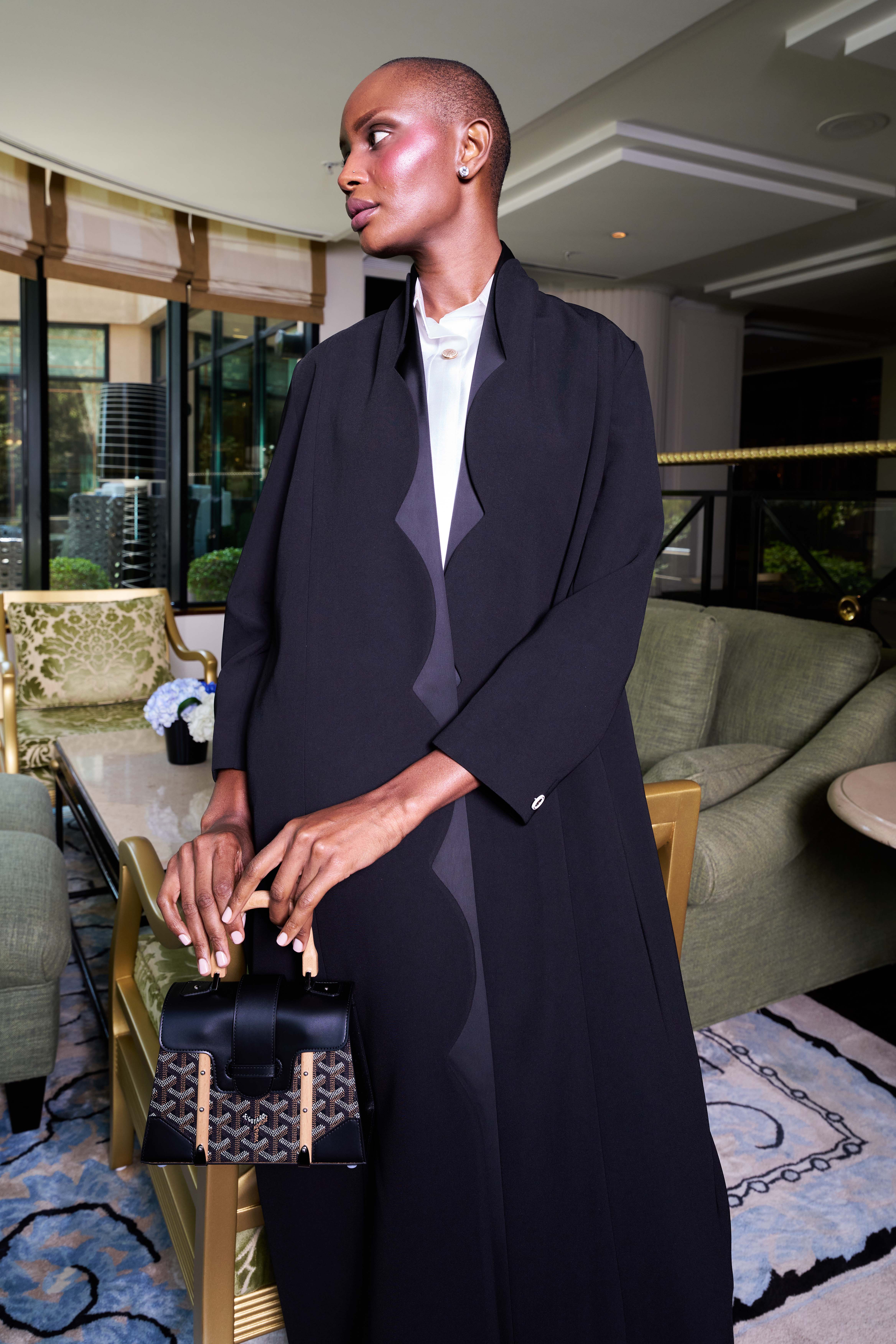 عبايه راقيه سوداء عبايه راقيه سوداء