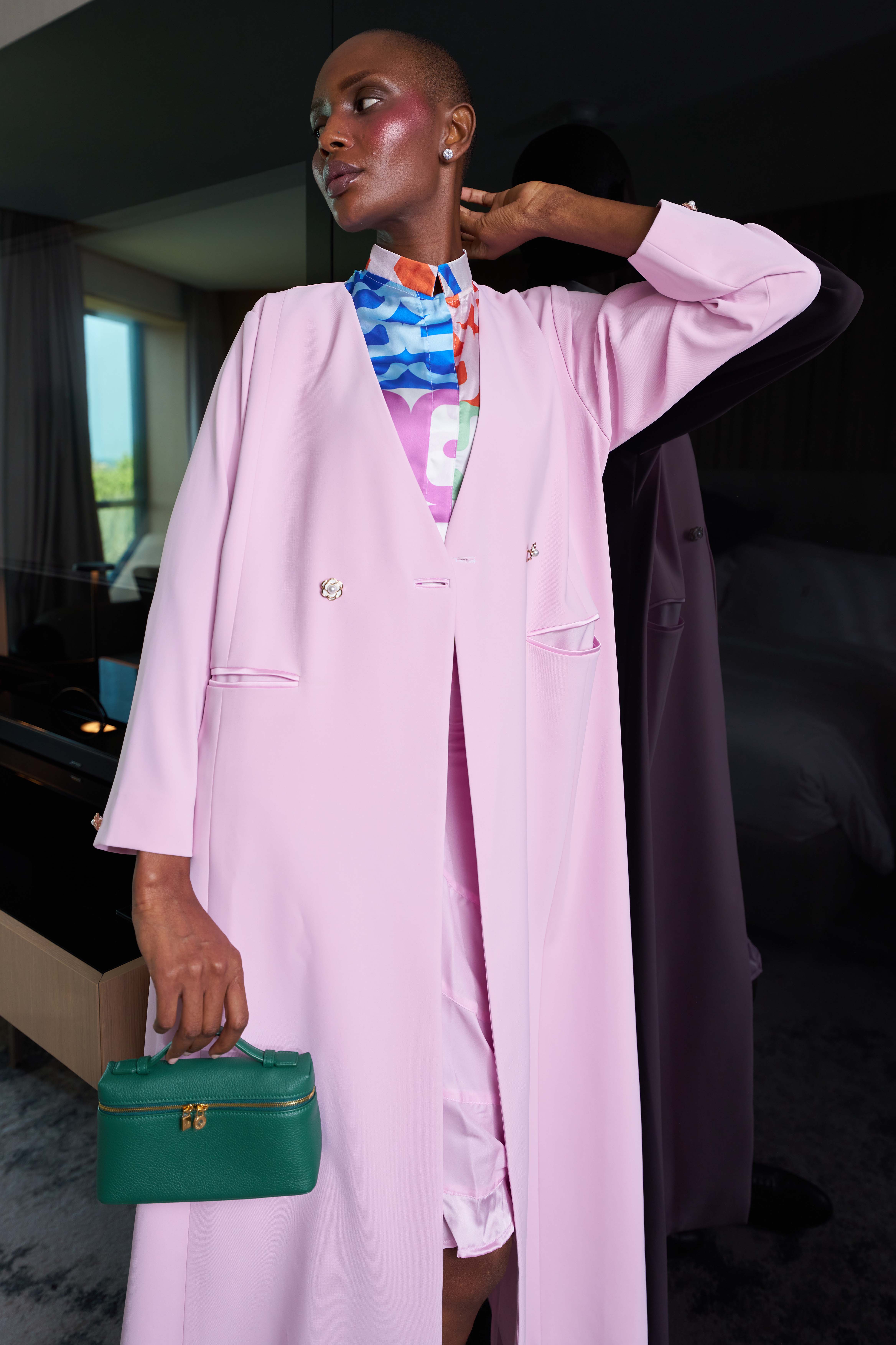 العبايه الورديه الانثويه