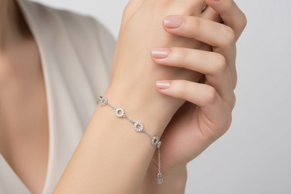 أسوارة فضة مطلية بالذهب الأبيض مرصعة بحجر الزركون الأبيض أسوارة فضة مطلية بالذهب الأبيض مرصعة بحجر الزركون الأبيض